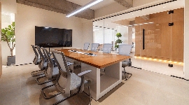 原木色工业风办公空间设计，自然共生理念打造舒适工作环境(图1)