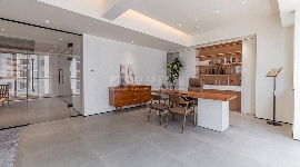 原木色工业风办公空间设计，自然共生理念打造舒适工作环境(图2)