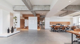 原木色工业风办公空间设计，自然共生理念打造舒适工作环境(图8)