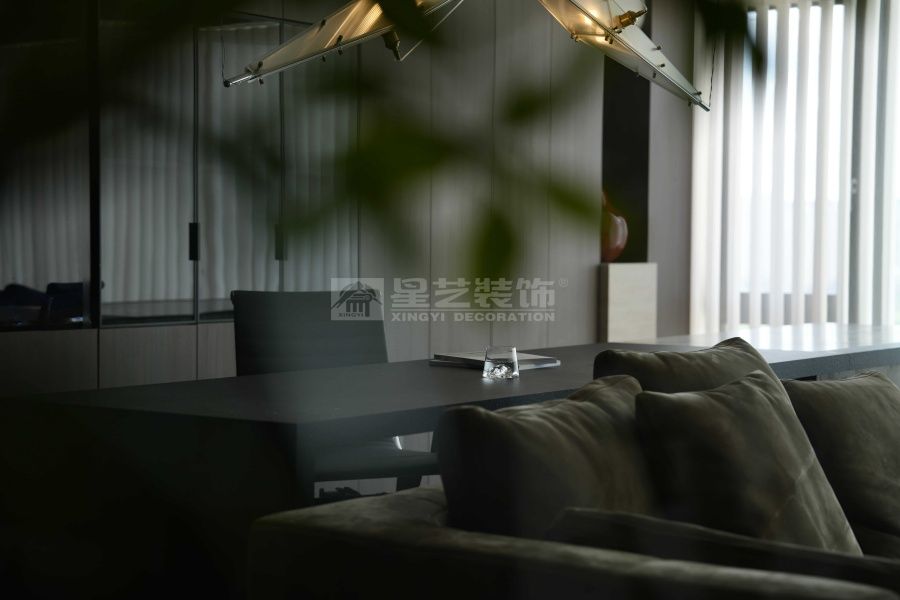 意式轻奢设计演绎暗调美学，材质光影营造高级层次感(图8)