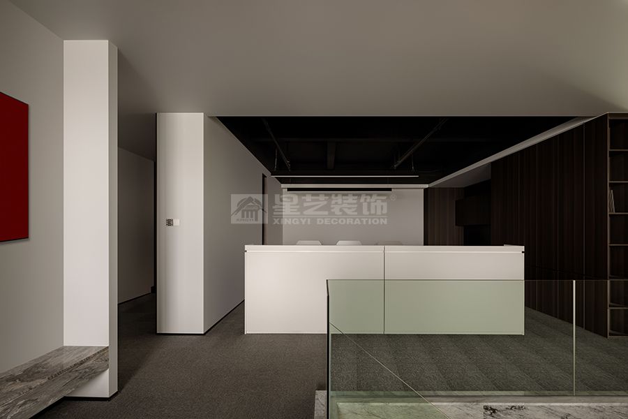 极简主义室内设计打造开阔通透居住空间(图1)