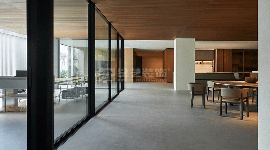 自然共生极简奢雅住宅设计，玻璃材质消弭室内外边界(图2)