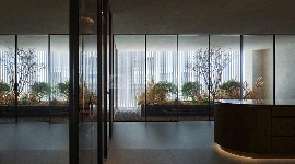 自然共生极简奢雅住宅设计，玻璃材质消弭室内外边界(图4)