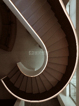 自然共生极简奢雅住宅设计，玻璃材质消弭室内外边界(图5)