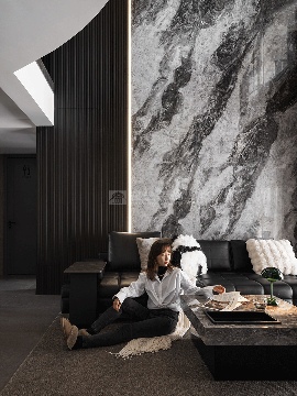 现代轻奢艺术住宅设计，高挑空结构打造视觉震撼居所(图3)