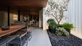 自然共生极简奢雅住宅设计，玻璃材质消弭室内外边界(图3)