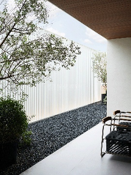 自然共生极简奢雅住宅设计，玻璃材质消弭室内外边界(图9)