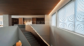 自然共生极简奢雅住宅设计，玻璃材质消弭室内外边界(图1)