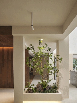 原木石材打造现代自然主义居所，都市中的静谧空间设计(图1)