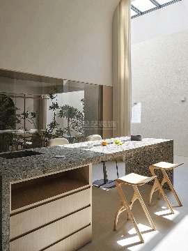 原木石材打造现代自然主义居所，都市中的静谧空间设计(图5)