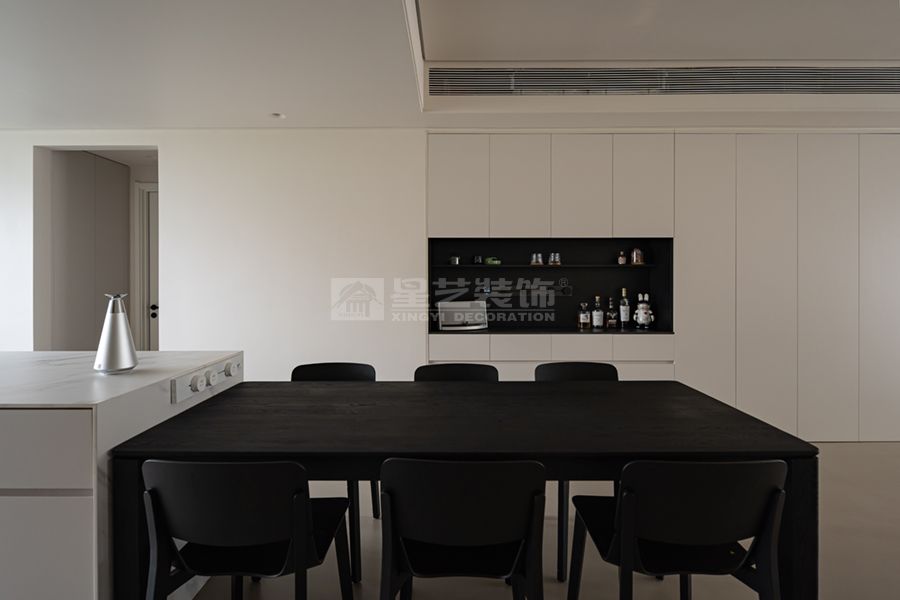 几何美学与空间哲学：极简黑方块设计的纯粹情感表达(图8)