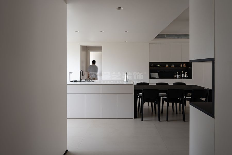 几何美学与空间哲学：极简黑方块设计的纯粹情感表达(图6)