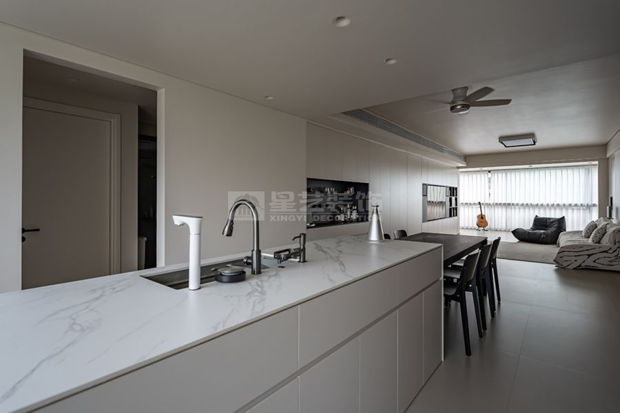 几何美学与空间哲学：极简黑方块设计的纯粹情感表达(图9)