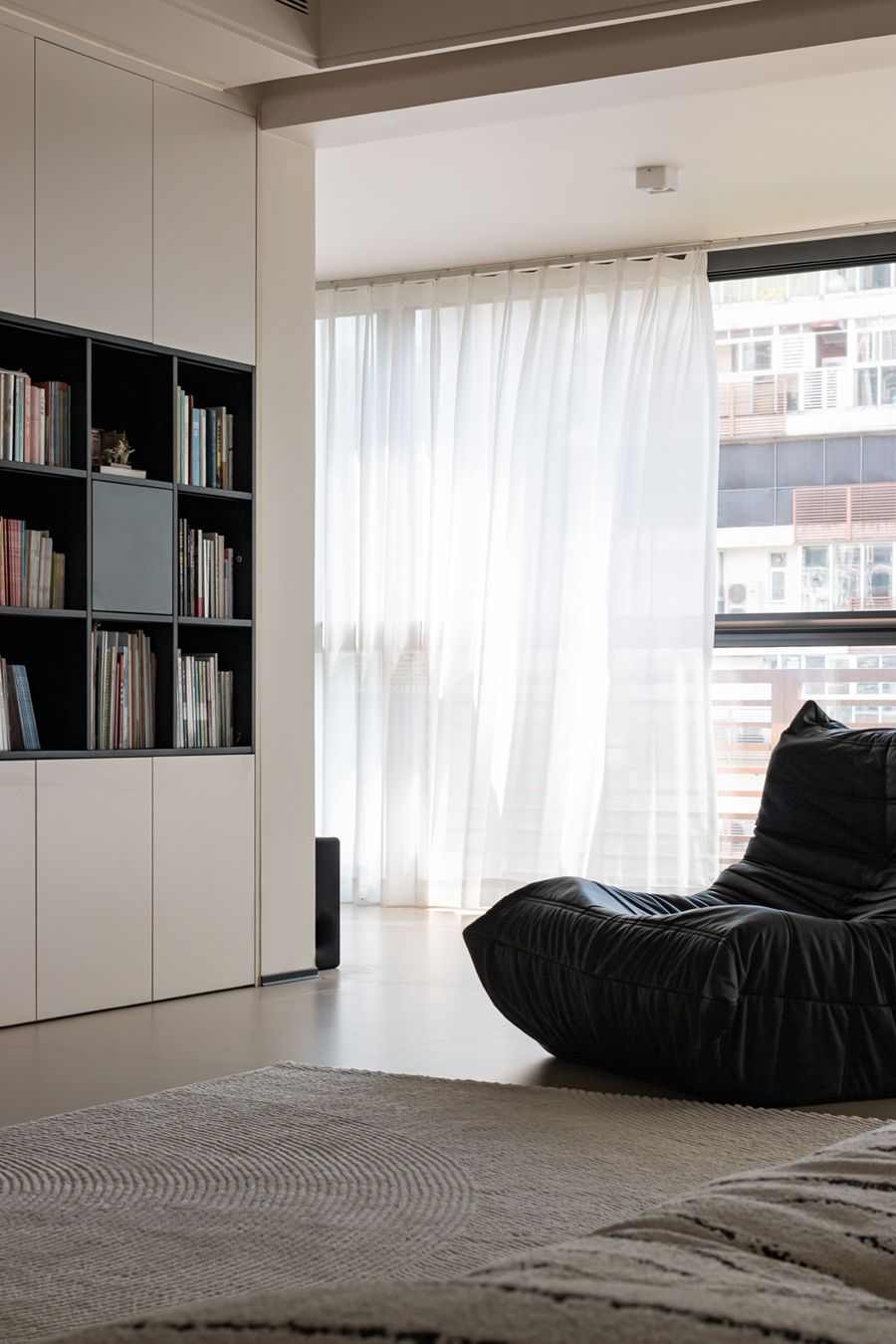 几何美学与空间哲学：极简黑方块设计的纯粹情感表达(图2)