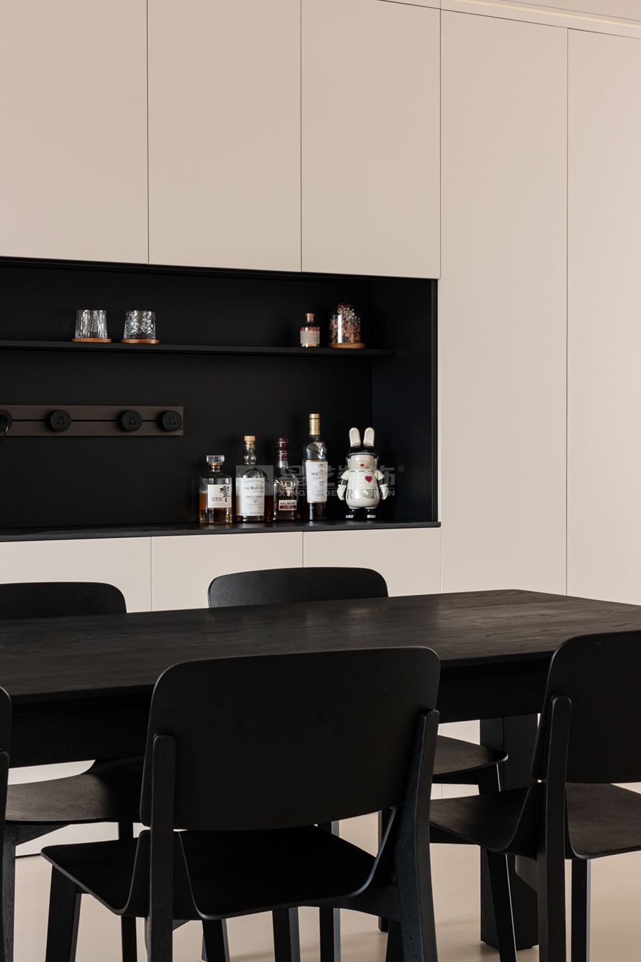 几何美学与空间哲学：极简黑方块设计的纯粹情感表达(图7)