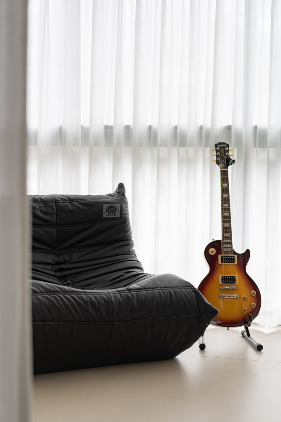 几何美学与空间哲学：极简黑方块设计的纯粹情感表达(图4)