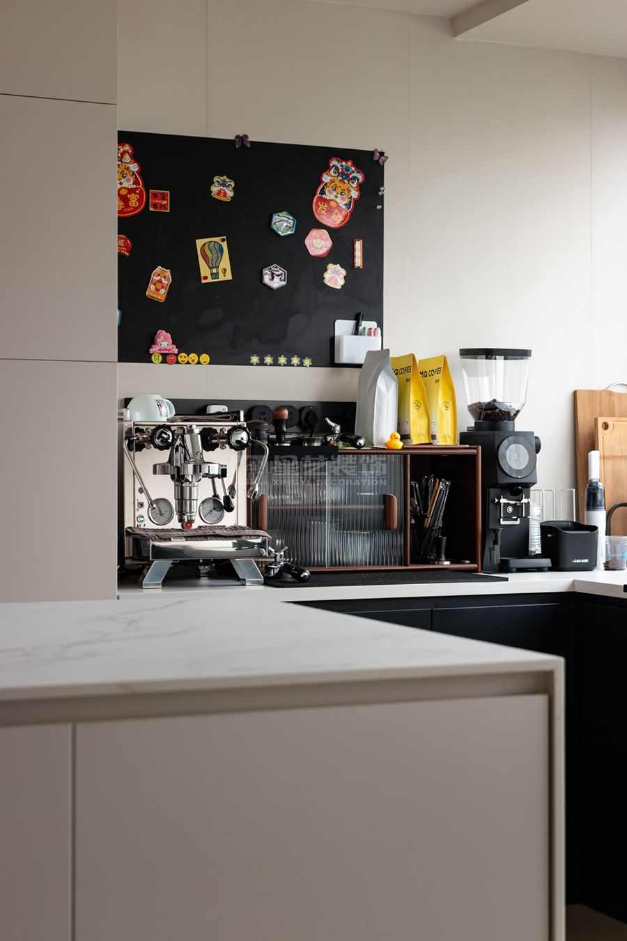 几何美学与空间哲学：极简黑方块设计的纯粹情感表达(图12)