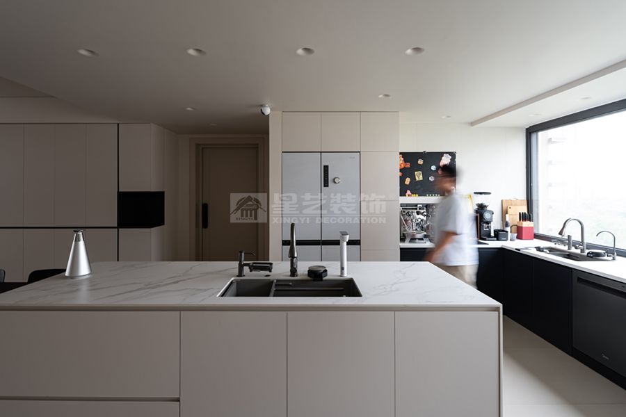 几何美学与空间哲学：极简黑方块设计的纯粹情感表达(图11)