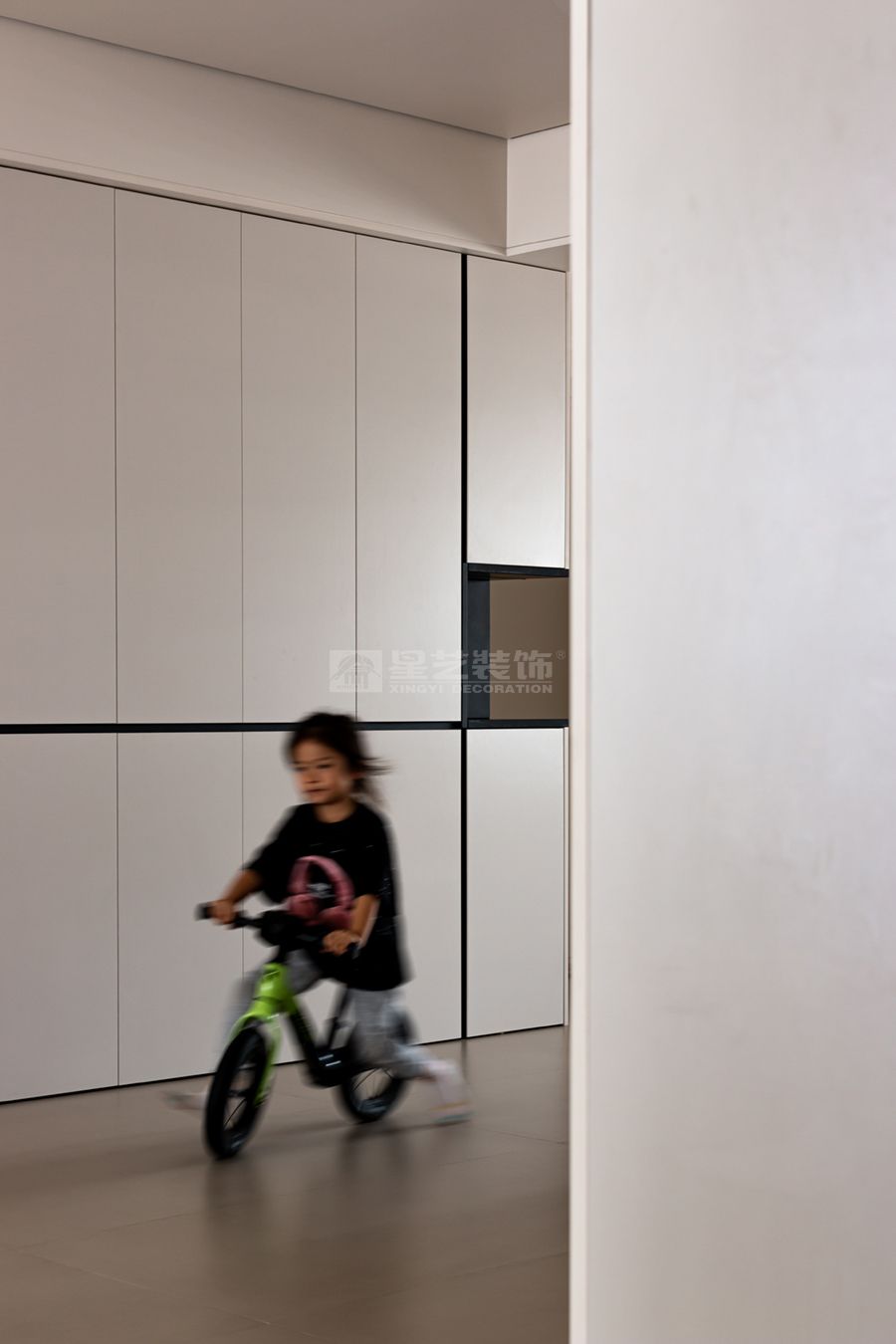 几何美学与空间哲学：极简黑方块设计的纯粹情感表达(图15)