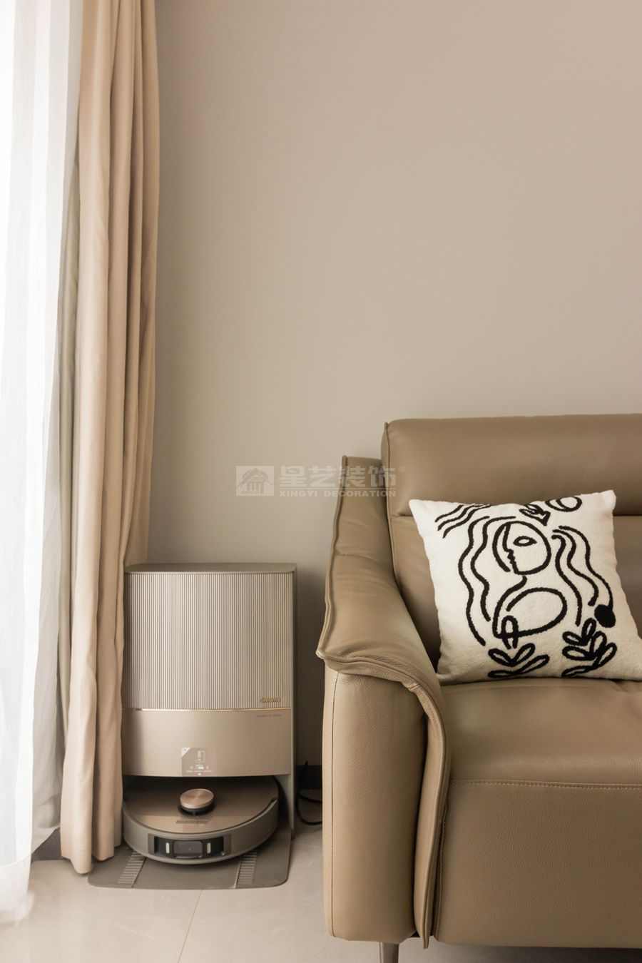 暖灰材质打造层次感精装房，漆画艺术融入现代家居设计(图2)