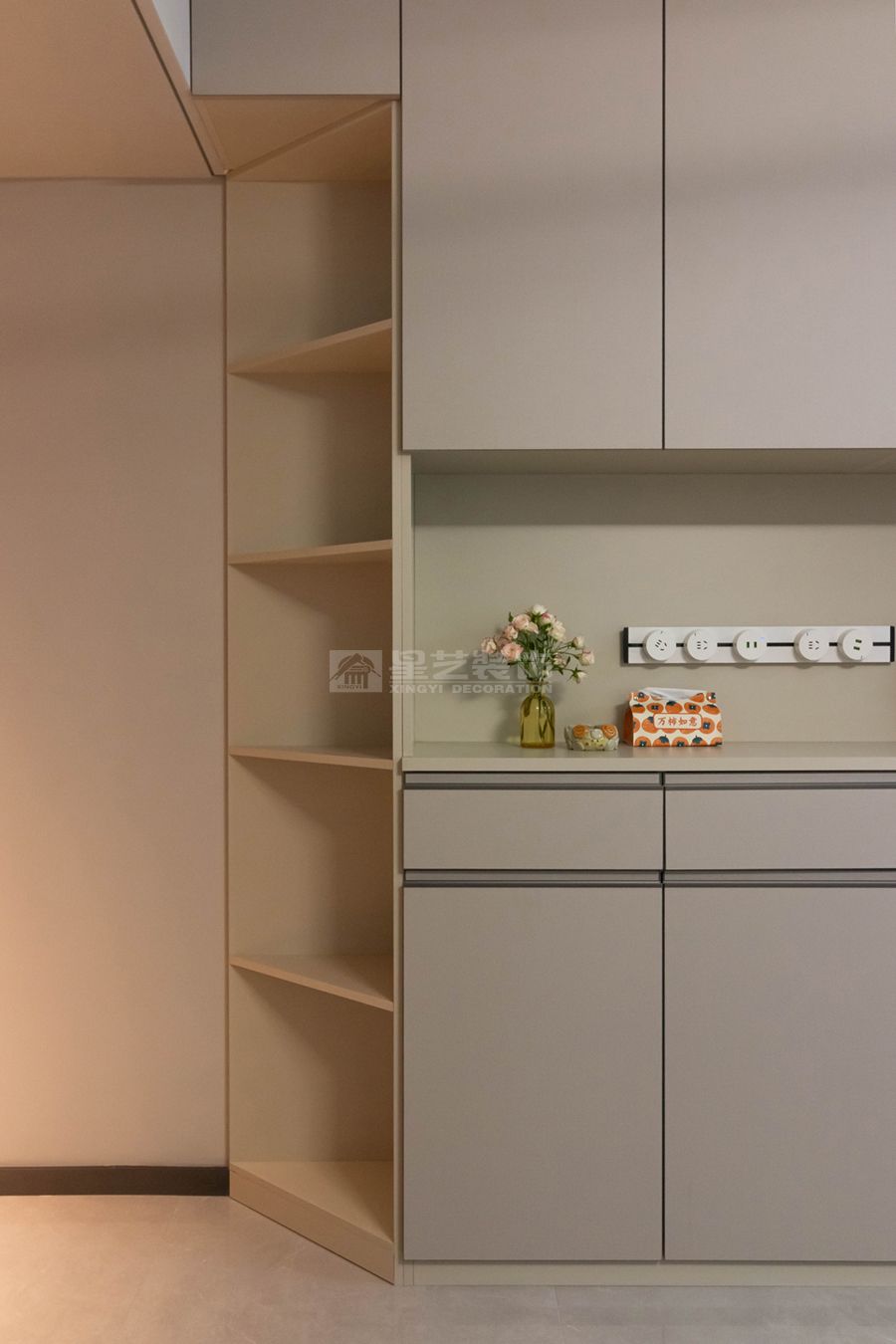 暖灰材质打造层次感精装房，漆画艺术融入现代家居设计(图5)