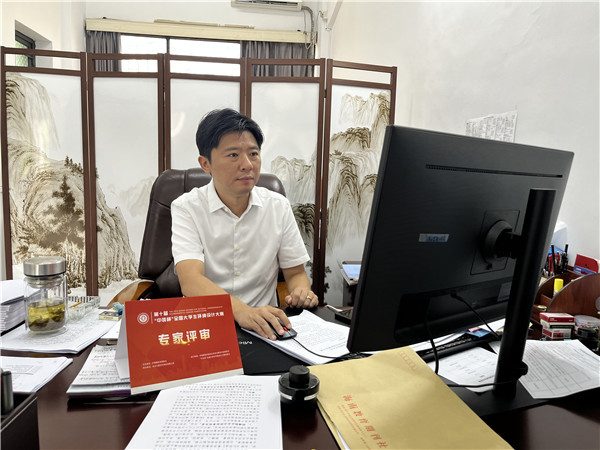 ,海南师范大学党委常委、副校长、美术学院院长 张引.jpg