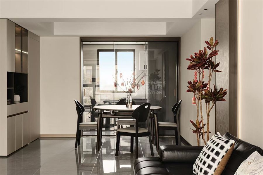 黑白灰现代家居设计，四口之家的极简生活美学(图9)