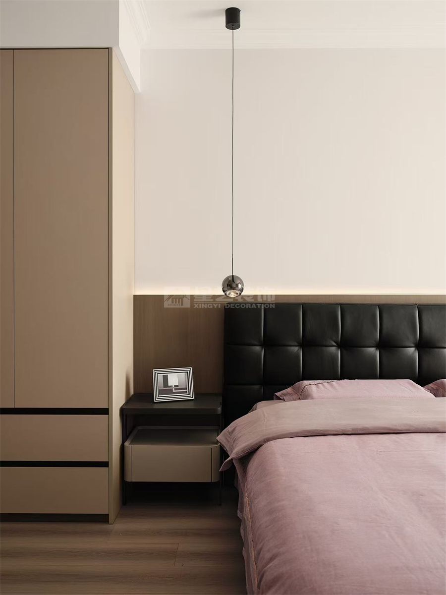 黑白灰现代家居设计，四口之家的极简生活美学(图12)