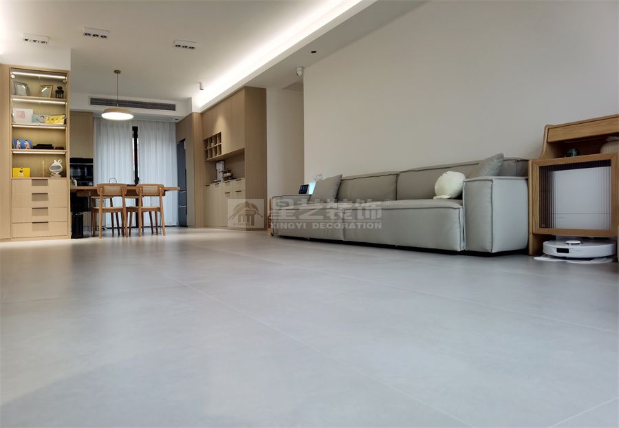 142㎡原木风四居室设计，开放式厨房配独立衣帽间(图2)