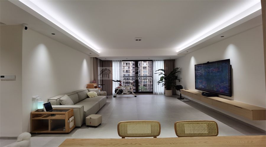 142㎡原木风四居室设计，开放式厨房配独立衣帽间(图1)