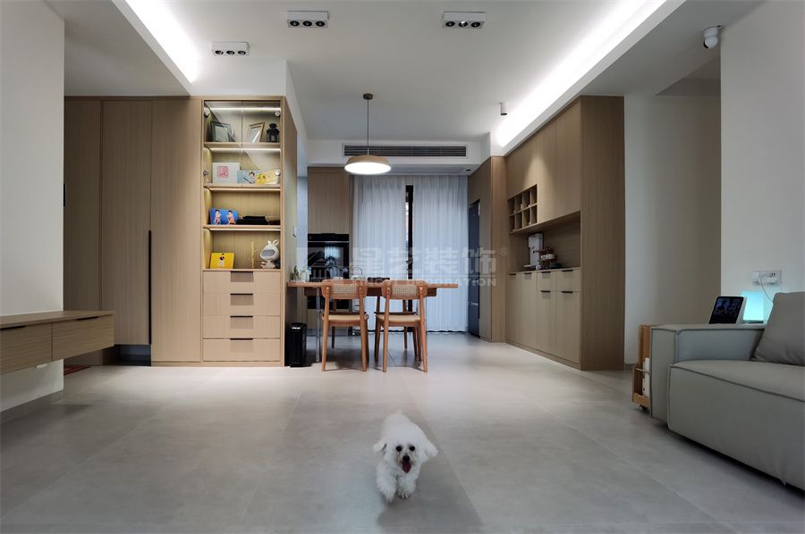 142㎡原木风四居室设计，开放式厨房配独立衣帽间(图6)