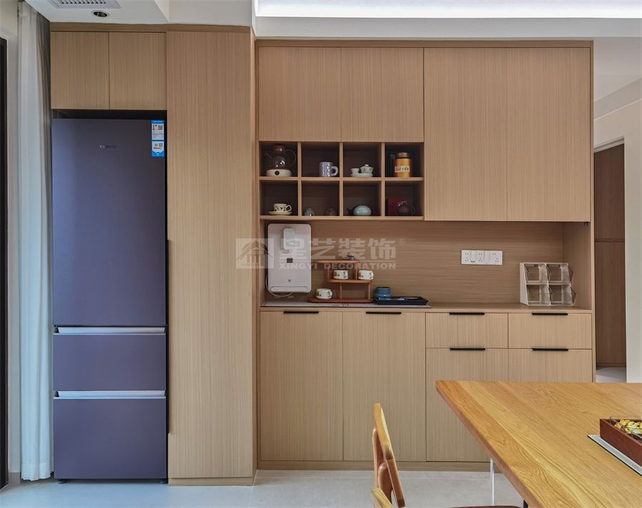 142㎡原木风四居室设计，开放式厨房配独立衣帽间(图7)