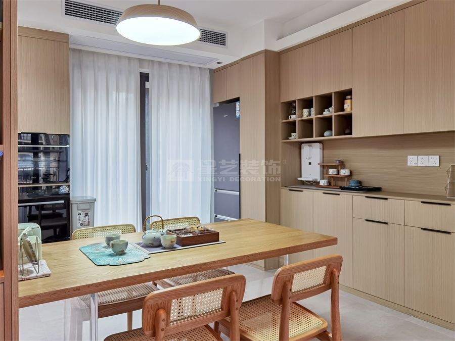 142㎡原木风四居室设计，开放式厨房配独立衣帽间(图9)