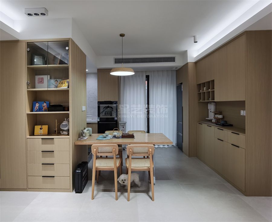 142㎡原木风四居室设计，开放式厨房配独立衣帽间(图8)