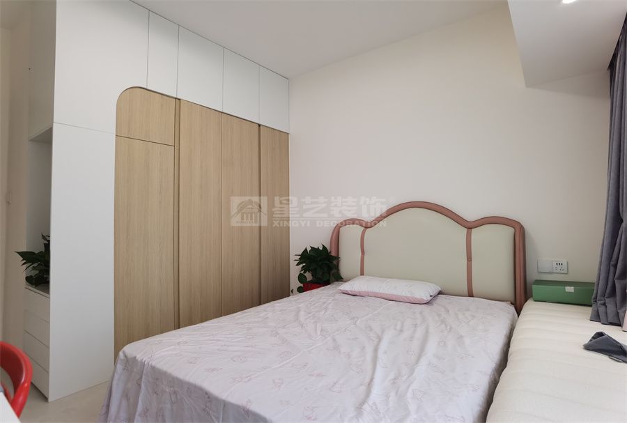 142㎡原木风四居室设计，开放式厨房配独立衣帽间(图11)