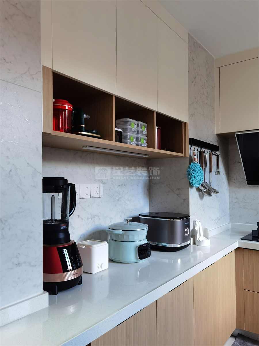 142㎡原木风四居室设计，开放式厨房配独立衣帽间(图16)