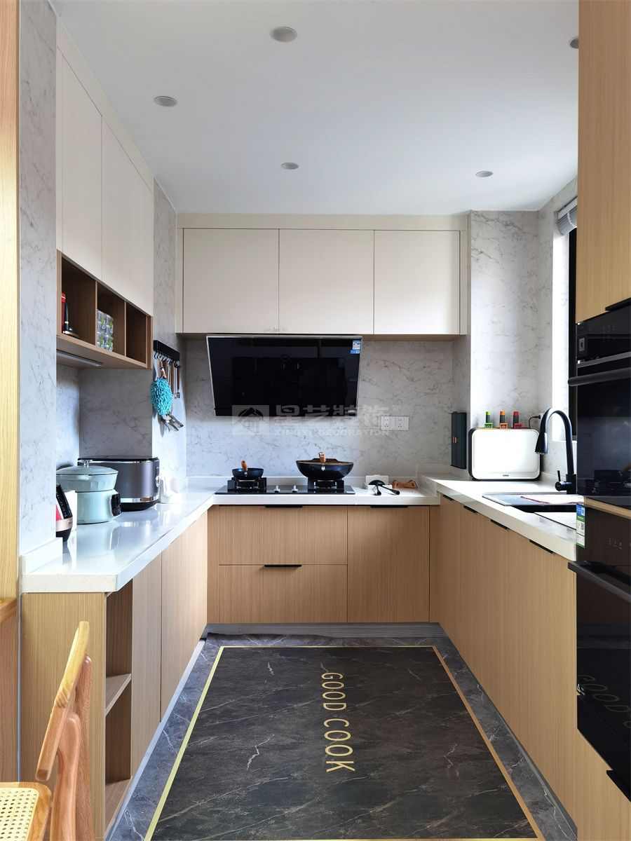 142㎡原木风四居室设计，开放式厨房配独立衣帽间(图17)