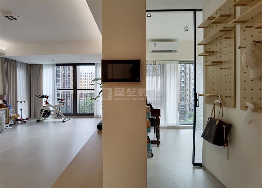 142㎡原木风四居室设计，开放式厨房配独立衣帽间(图19)