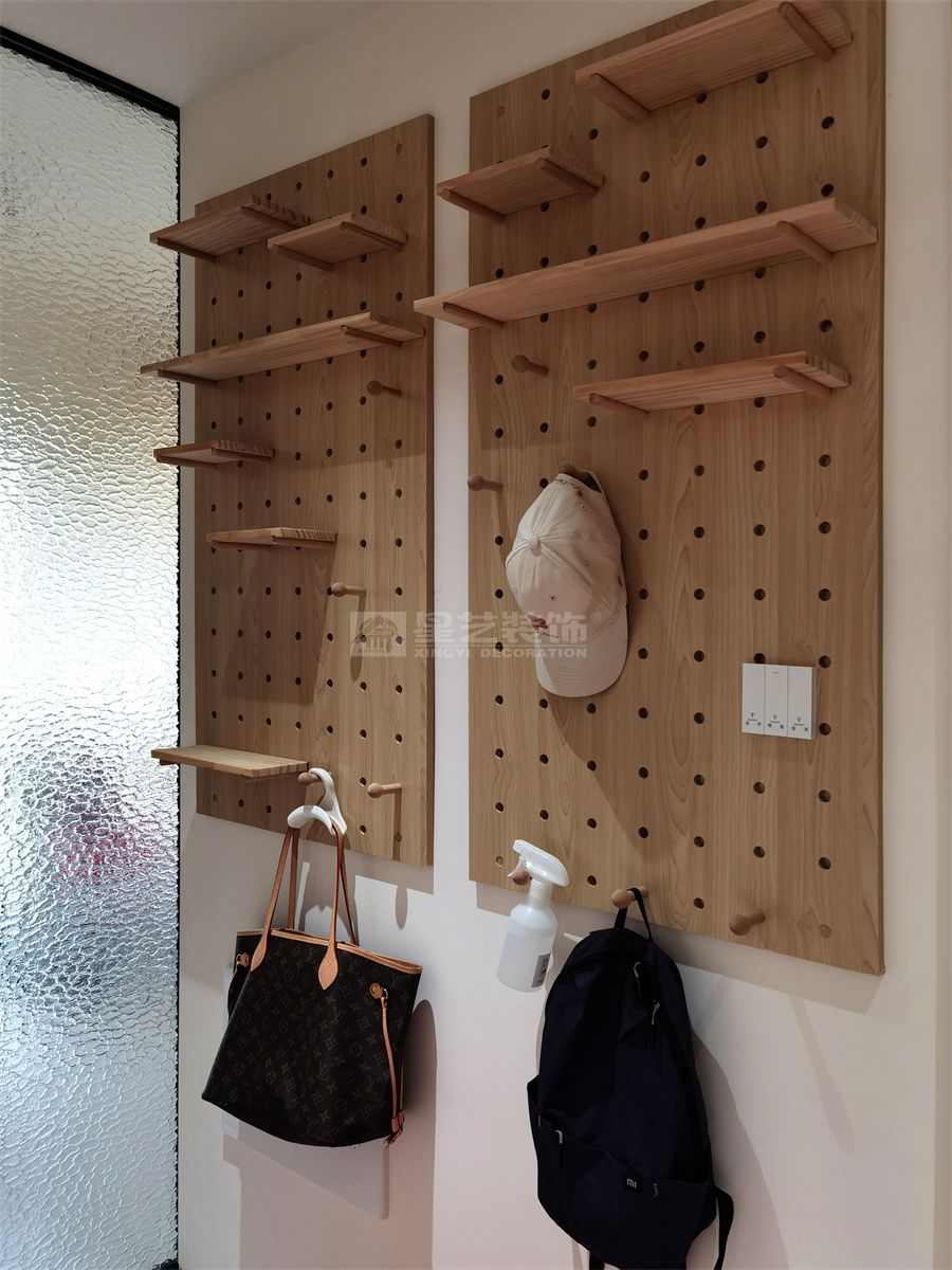 142㎡原木风四居室设计，开放式厨房配独立衣帽间(图20)