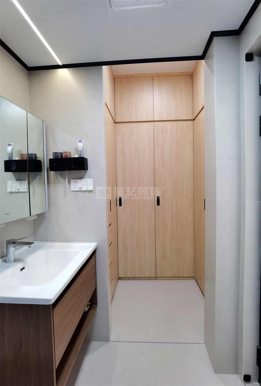 142㎡原木风四居室设计，开放式厨房配独立衣帽间(图24)