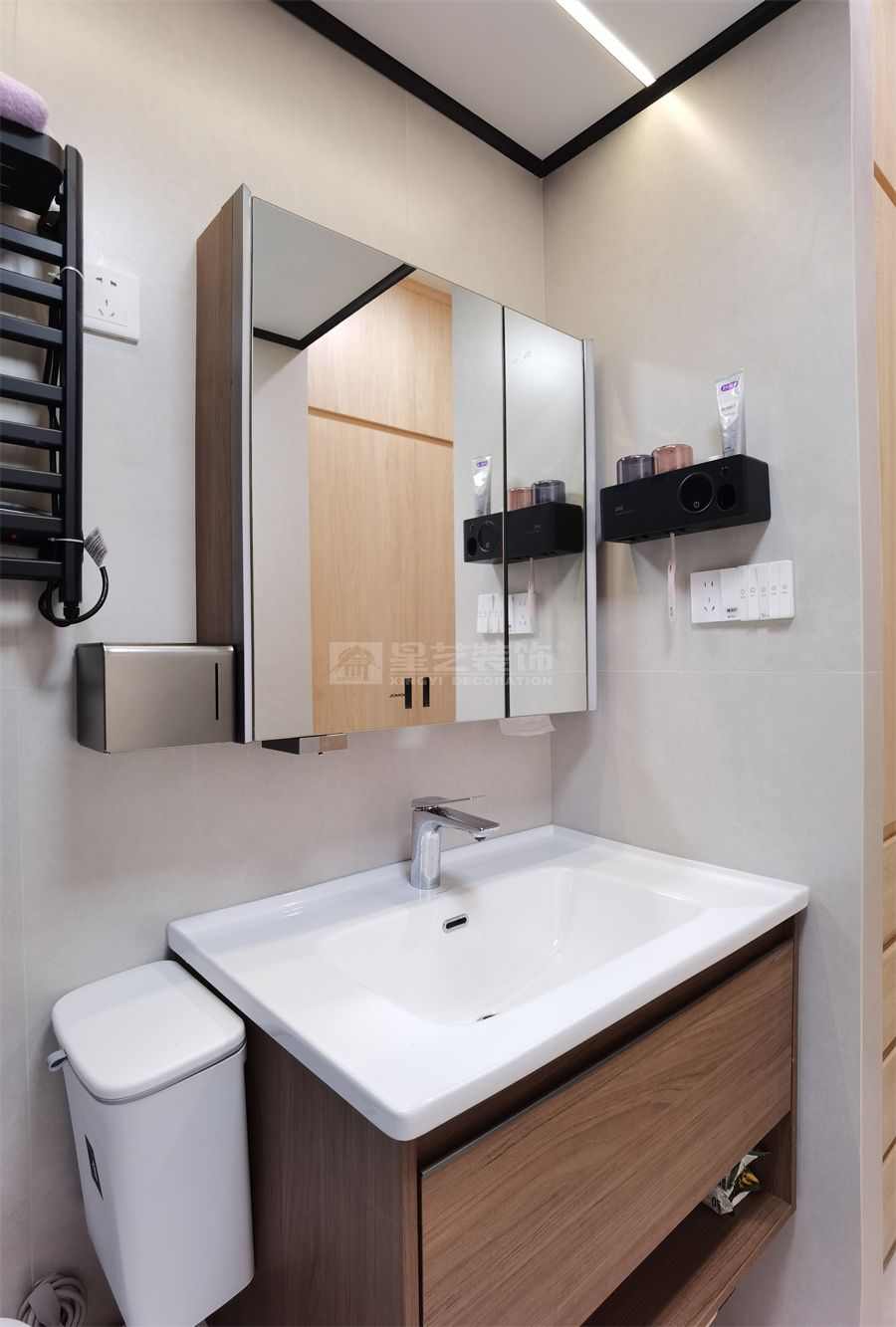 142㎡原木风四居室设计，开放式厨房配独立衣帽间(图26)