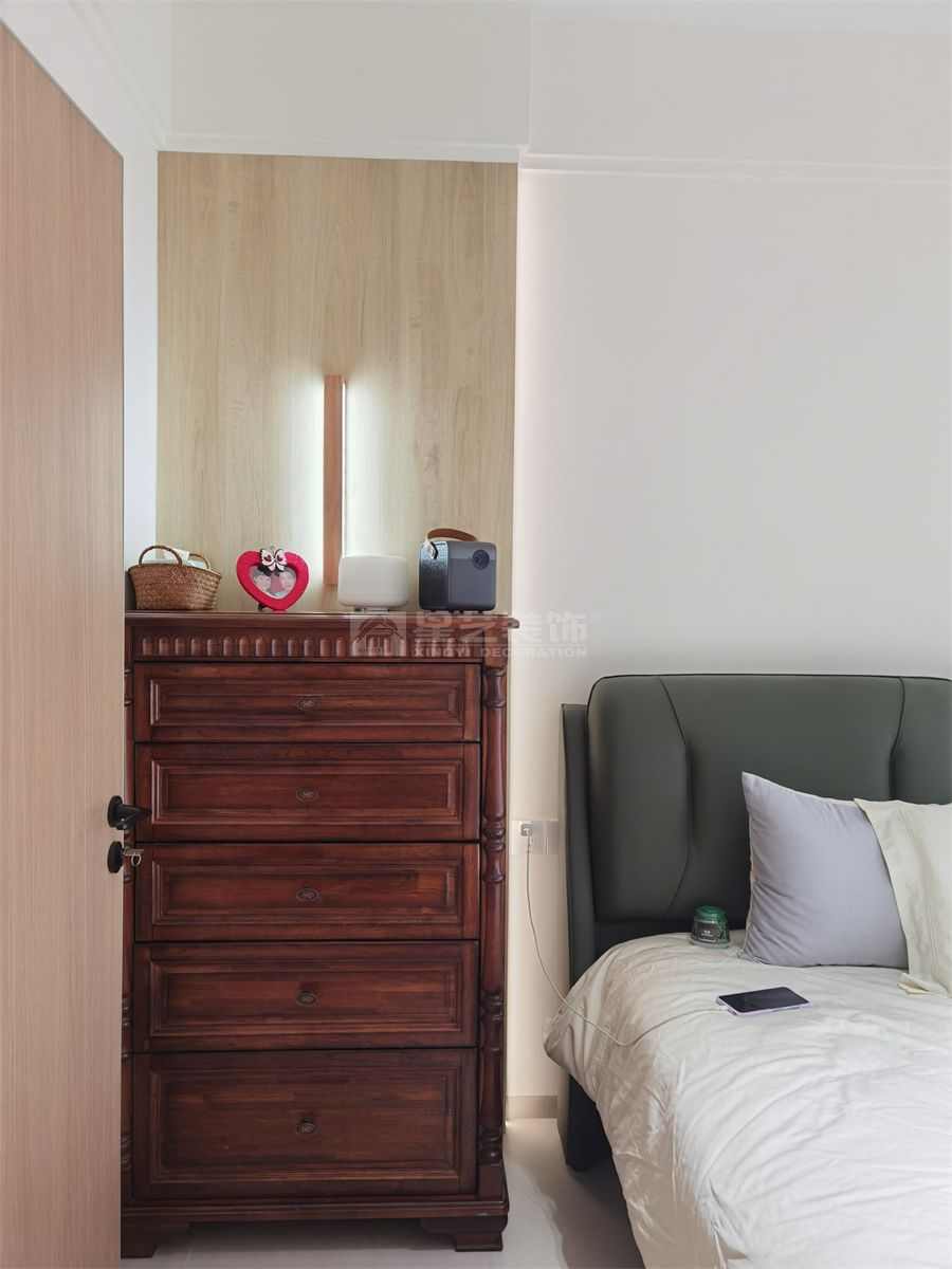 142㎡原木风四居室设计，开放式厨房配独立衣帽间(图31)