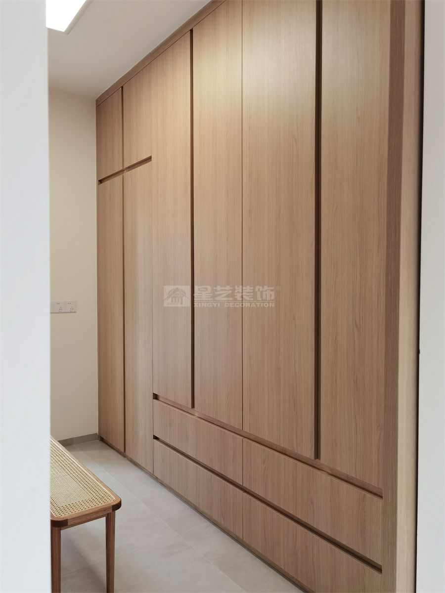 142㎡原木风四居室设计，开放式厨房配独立衣帽间(图32)