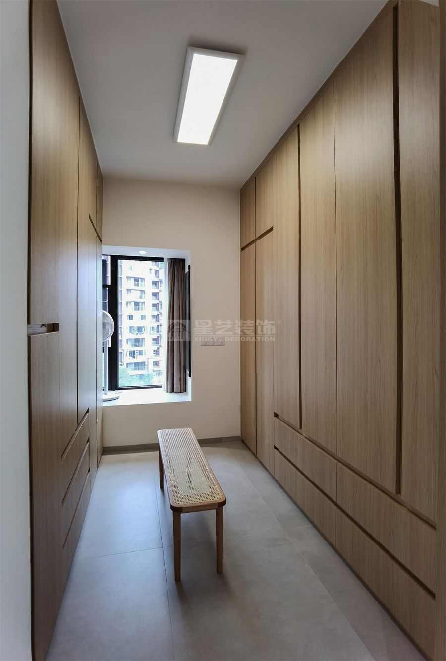 142㎡原木风四居室设计，开放式厨房配独立衣帽间(图33)