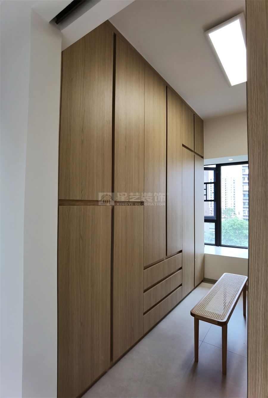 142㎡原木风四居室设计，开放式厨房配独立衣帽间(图34)