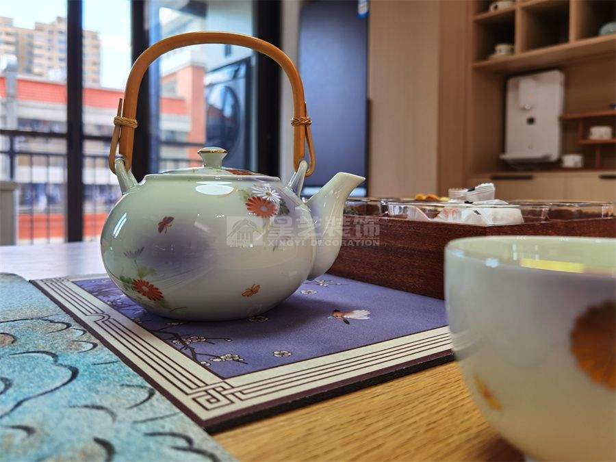 142㎡原木风四居室设计，开放式厨房配独立衣帽间(图35)