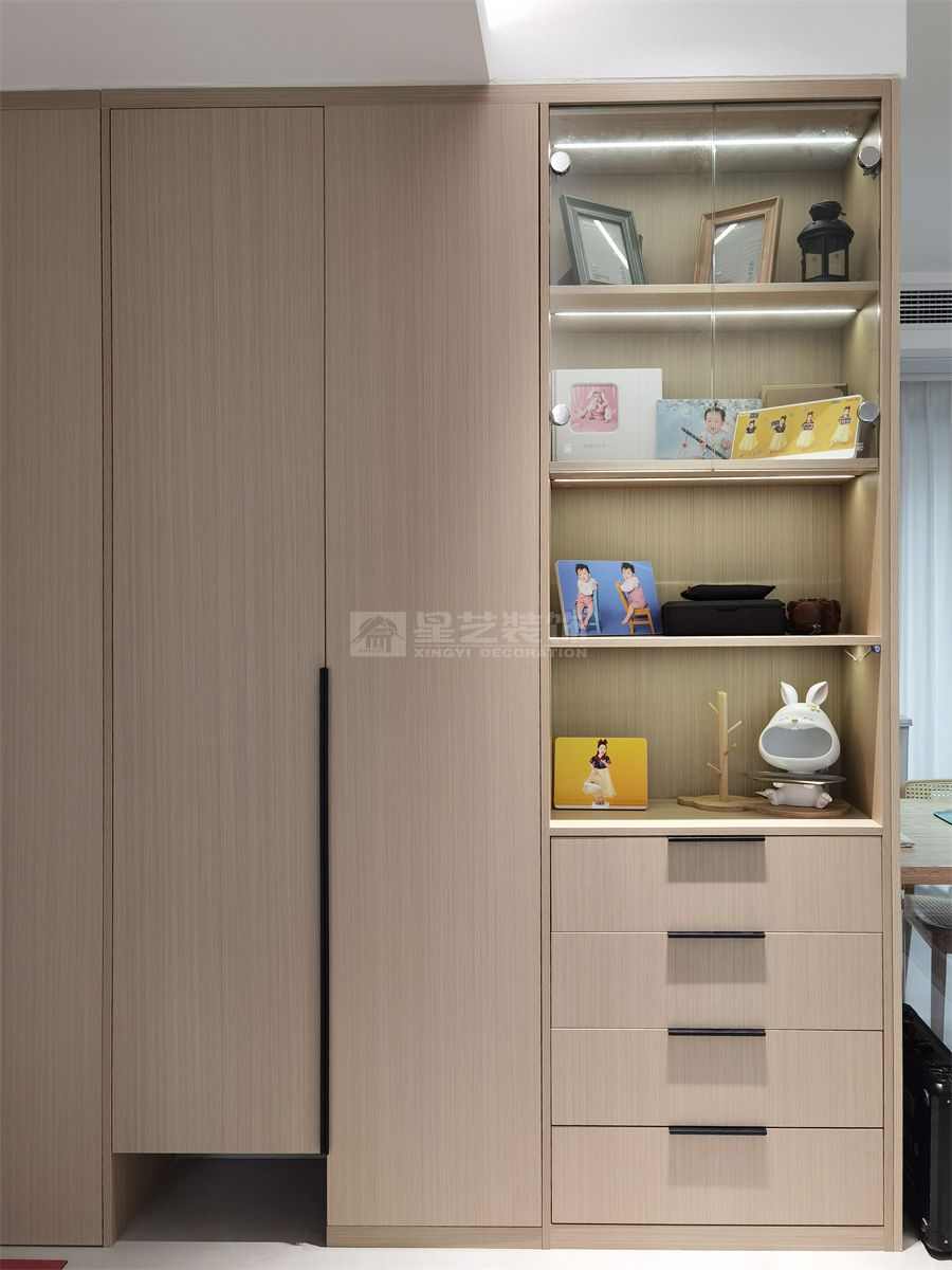 142㎡原木风四居室设计，开放式厨房配独立衣帽间(图37)