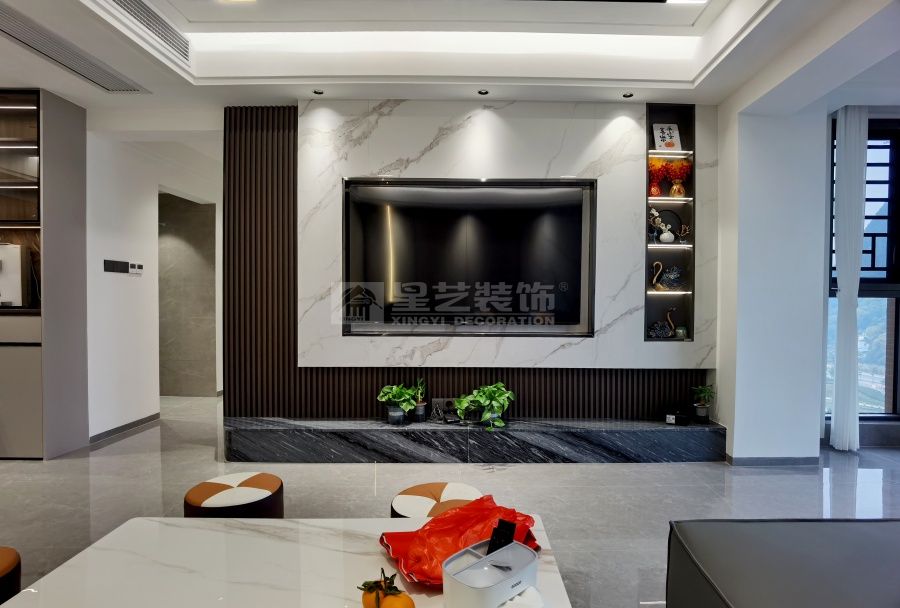 五房户型改造设计案例，客厅阳台打通增加使用面积(图2)