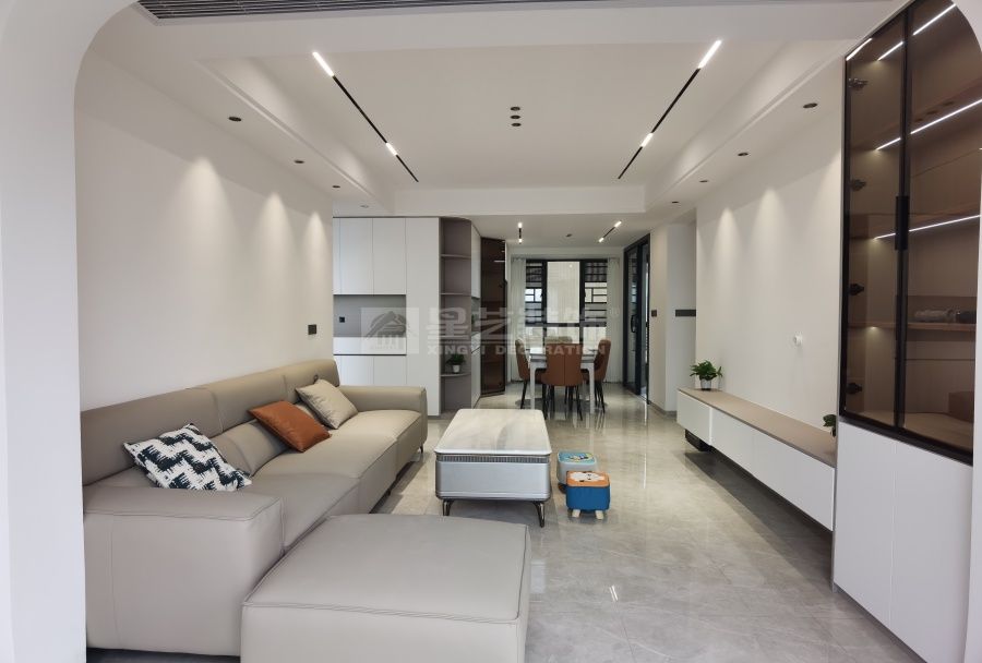 L型连体柜设计打造极简收纳空间，悬浮电视墙营造现代家居氛围(图1)