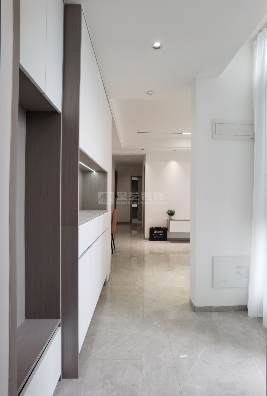 L型连体柜设计打造极简收纳空间，悬浮电视墙营造现代家居氛围(图4)